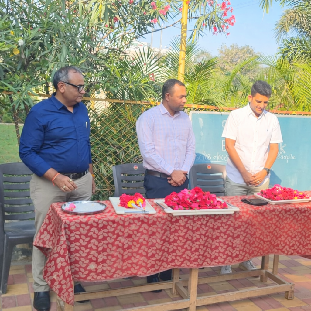 મા. કલેક્ટર શ્રી, જિલ્લા શિક્ષણ અધિકારી શ્રી અને ઉત્તરસંડા કેળવણી મંડળ પ્રમુખ શ્રી ઉપસ્થિત રહી કંકુ તિલક, પુષ્પ અર્પણ તથા સાકર આપીને મોઢું મીઠું કરાવી વિદ્યાર્થીઓને પરીક્ષામાં ઉજ્જવળ સફળતા માટે હાર્દિક શુભકામનાઓ આપી.